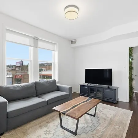 Apartment Bright 3br Apt|close To Universities |parking *