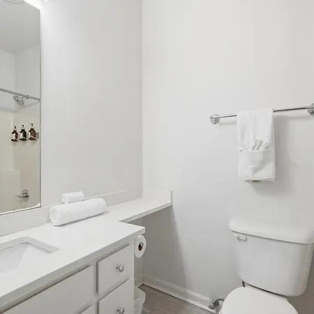 Bright 3br Apt|close To Universities |parking Apartment