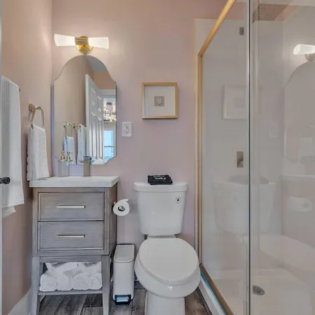 Modern 2br Near Downtown | Free Parking *