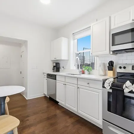 Apartment Bright 3br Apt|close To Universities |parking
