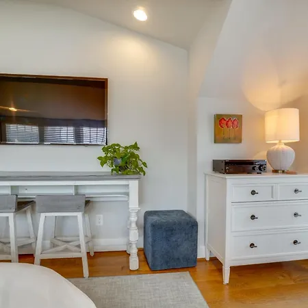 Apartment 1 Mi To Centennial Park, Couple's West End Retreat