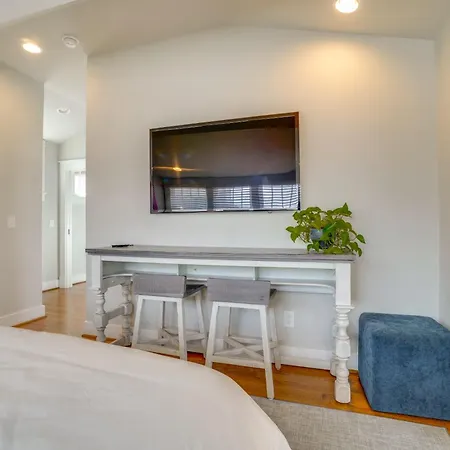 1 Mi To Centennial Park, Couple's West End Retreat Apartment *