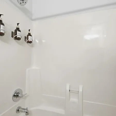 Apartment Bright 3br Apt|close To Universities |parking Nashville