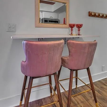 Modern 2br Near Downtown | Free Parking Apartment *