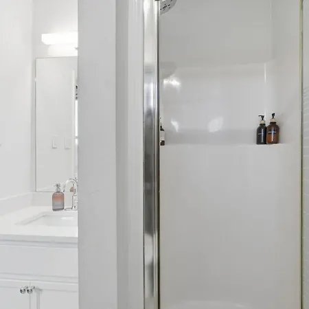 Modern 3br | Minutes To Downtown| Parking Apartment