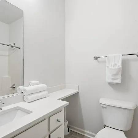 Apartment Modern 3br | Minutes To Downtown| Parking