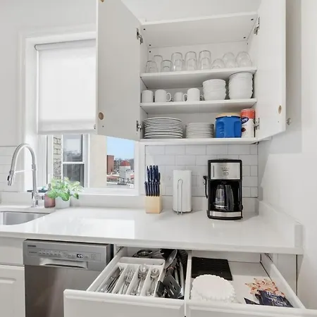 Comfortable 3br |minutes To Broadway| Parking Apartment