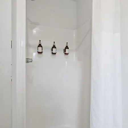 Bright 3br Apt|close To Universities |parking Apartment Nashville
