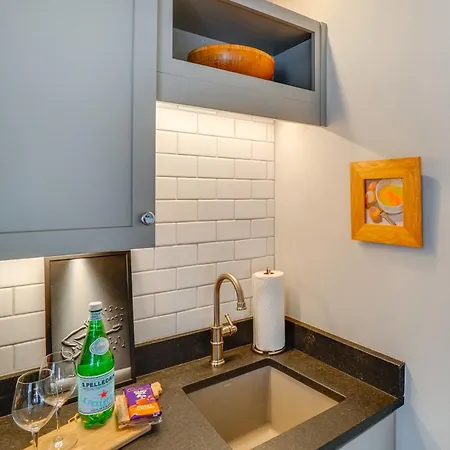 Apartment 1 Mi To Centennial Park, Couple's West End Retreat *
