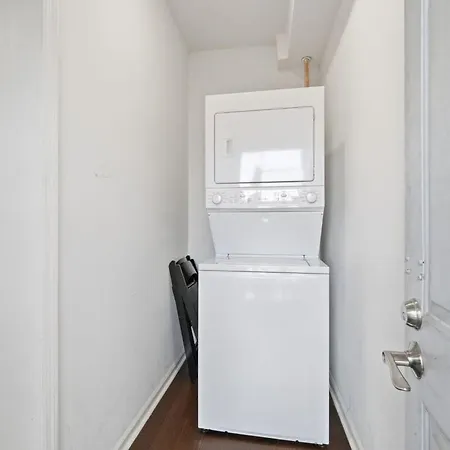 Bright 3br Apt|close To Universities |parking Apartment