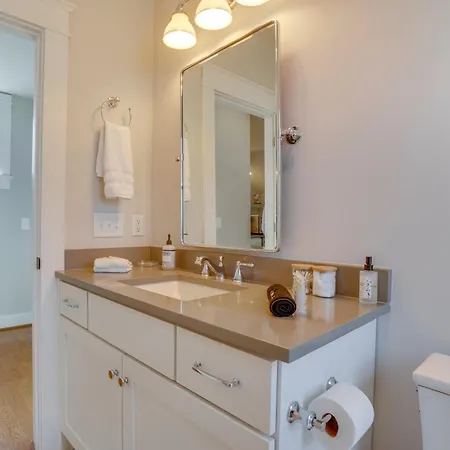 Apartment 1 Mi To Centennial Park, Couple's West End Retreat