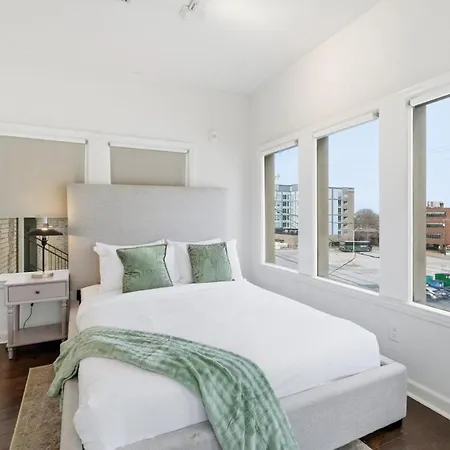 Apartment Modern 3br | Minutes To Downtown| Parking *