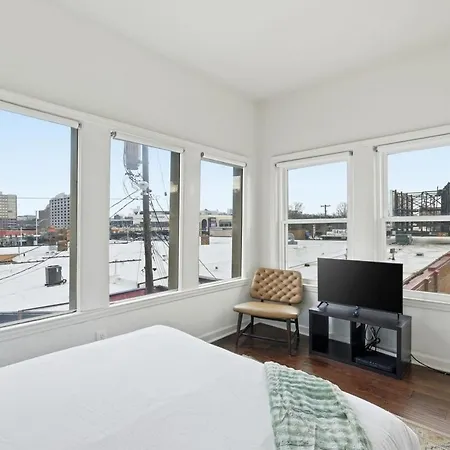 Bright 3br Apt|close To Universities |parking Apartment