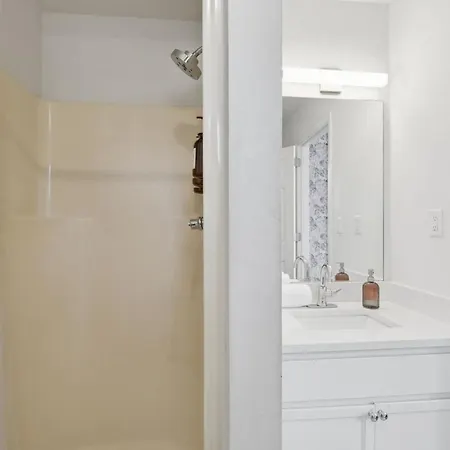 Apartment Cozy 3br Near Vanderbilt & Downtown| Parking