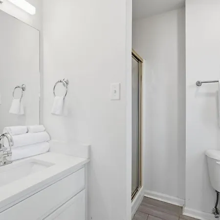 Modern 3br | Minutes To Downtown| Parking Nashville