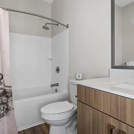 1br Retreat Near Ryman With Gym Access *
