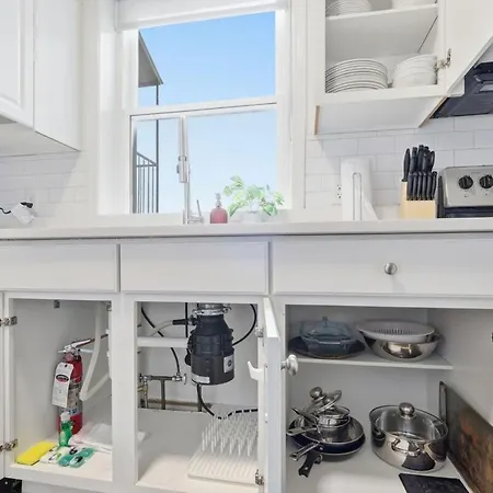 Apartment Bright 3br Apt|close To Universities |parking