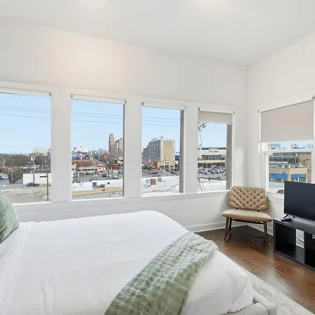 Modern 3br | Minutes To Downtown| Parking Apartment *
