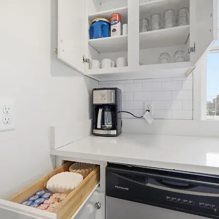 Apartment Bright 3br Apt|close To Universities |parking *