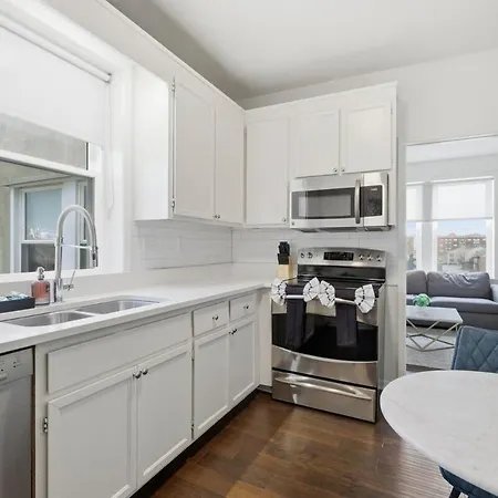 Apartment Modern 3br | Minutes To Downtown| Parking *
