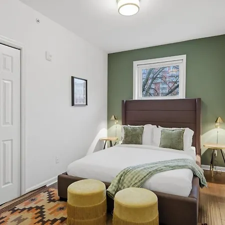 Modern 3br | Minutes To Downtown| Parking Apartment