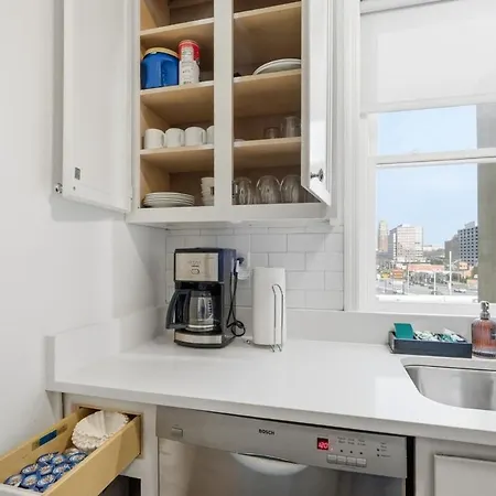 Apartment Modern 3br | Minutes To Downtown| Parking