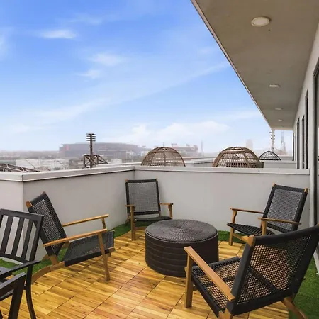 Penthouse River View With Patio And Parking Near Downtown *