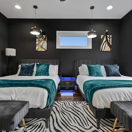 Modern Luxe Townhome With Rooftop Cinema Apartment *