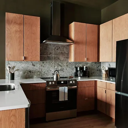 Dreamy With Fireplace, Rooftop, Gym, Parking, Sleeps 5 With King Bed, Sleeper Sofa, Hidden Bunk, Shared Rooftop And Gym, Free Dedicated Parking, Minutes To Broadway, Five Points & Grand Ole Opry, 24 Hr Hospitality