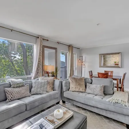 2br2bthsleep 6, Walk To Broadway! Pool Apartment
