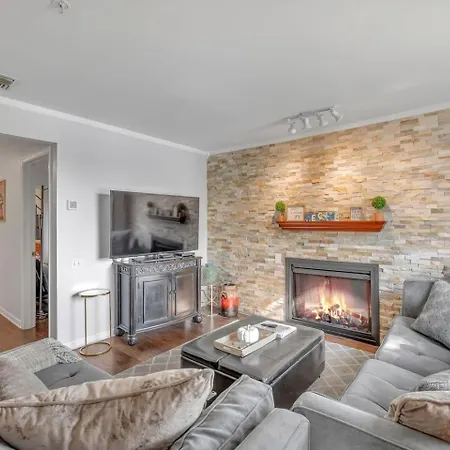 2br2bthsleep 6, Walk To Broadway! Pool
