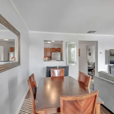 Apartment 2br2bthsleep 6, Walk To Broadway! Pool