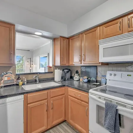 2br2bthsleep 6, Walk To Broadway! Pool