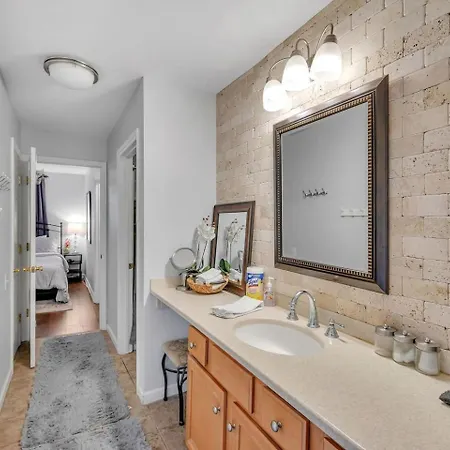 Apartment 2br2bthsleep 6, Walk To Broadway! Pool *