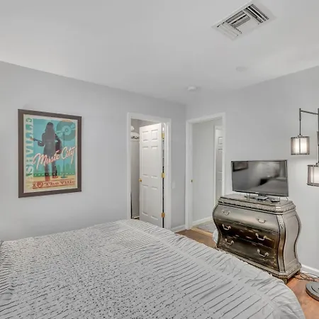 2br2bthsleep 6, Walk To Broadway! Pool