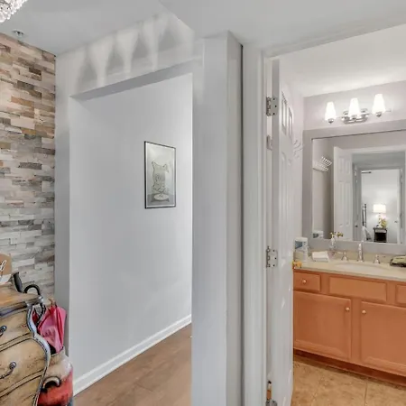 Apartment 2br2bthsleep 6, Walk To Broadway! Pool