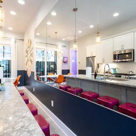 Heights Townhome With Free Parking & 3 Baths
