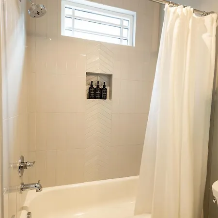 Apartment Heights Townhome With Free Parking & 3 Baths