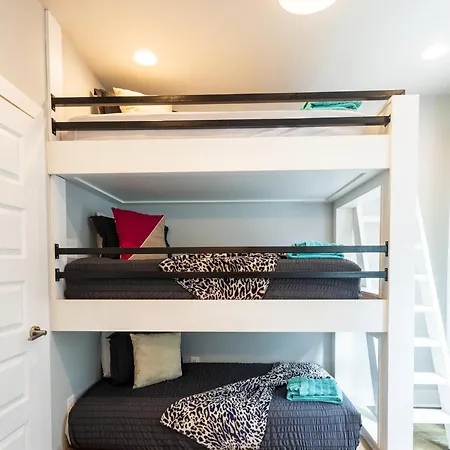 Heights Townhome With Free Parking & 3 Baths Apartment
