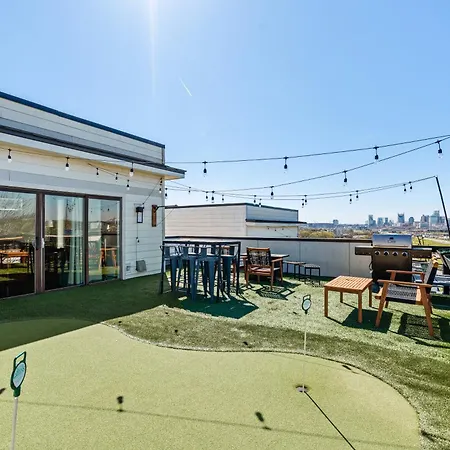 Downtown Views With Rooftop Golf Grill And Firepit Only 8min To Broadway Holiday home *