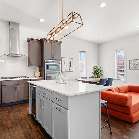 Holiday home 8min To Downtown With Rooftop Golf Grill And Firepit