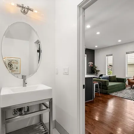 Holiday home Downtown Views With Rooftop Golf Grill And Firepit Only 8min To Broadway *