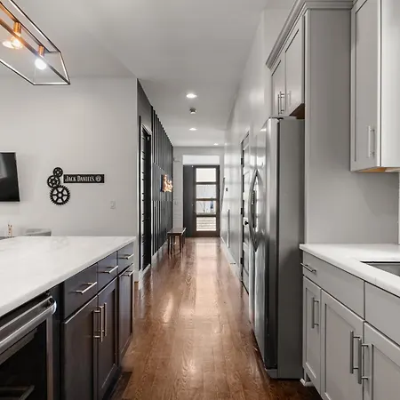 Downtown Views With Rooftop Golf Grill And Firepit Only 8min To Broadway Holiday home Nashville