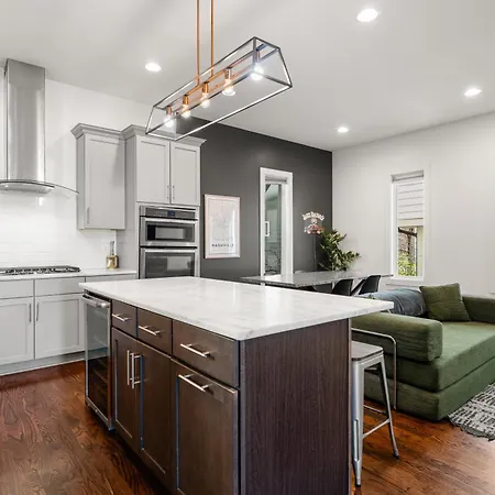 Downtown Views With Rooftop Golf Grill And Firepit Only 8min To Broadway Holiday home Nashville
