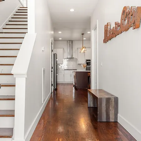 Rooftop Golf Grill And Firepit With Downtown Views Only 8min To Broadway Holiday home Nashville