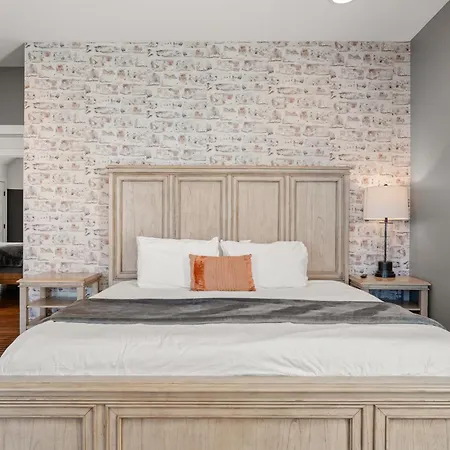 Holiday home Downtown Views With Rooftop Golf Grill And Firepit Only 8min To Broadway *