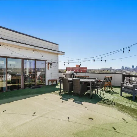 Holiday home 8min To Downtown With Rooftop Golf Grill And Firepit