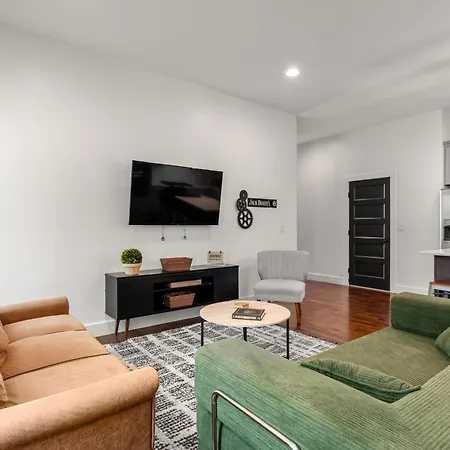 Downtown Views With Rooftop Golf Grill And Firepit Only 8min To Broadway Holiday home
