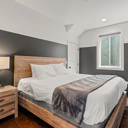 Downtown Views With Rooftop Golf Grill And Firepit Only 8min To Broadway Holiday home *