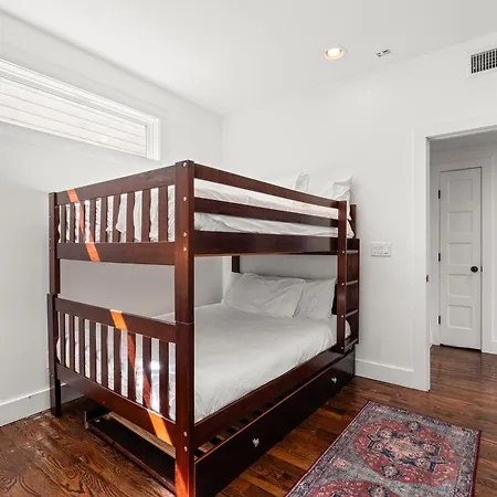 Downtown Views With Rooftop Golf Grill And Firepit Only 8min To Broadway Holiday home *